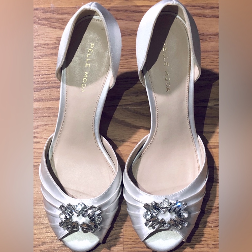 Pelle Moda Ivory Satin Pumps / Heels with Rhinestone Detail Women Size 8
